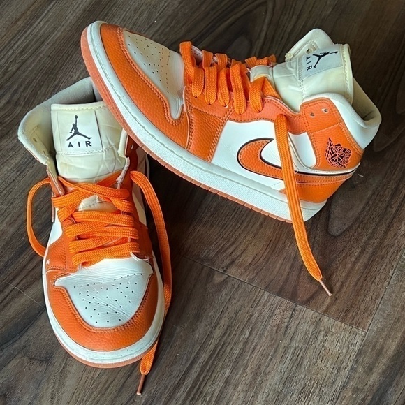 Air Jordan 1 Mid SE. - Picture 3 of 13